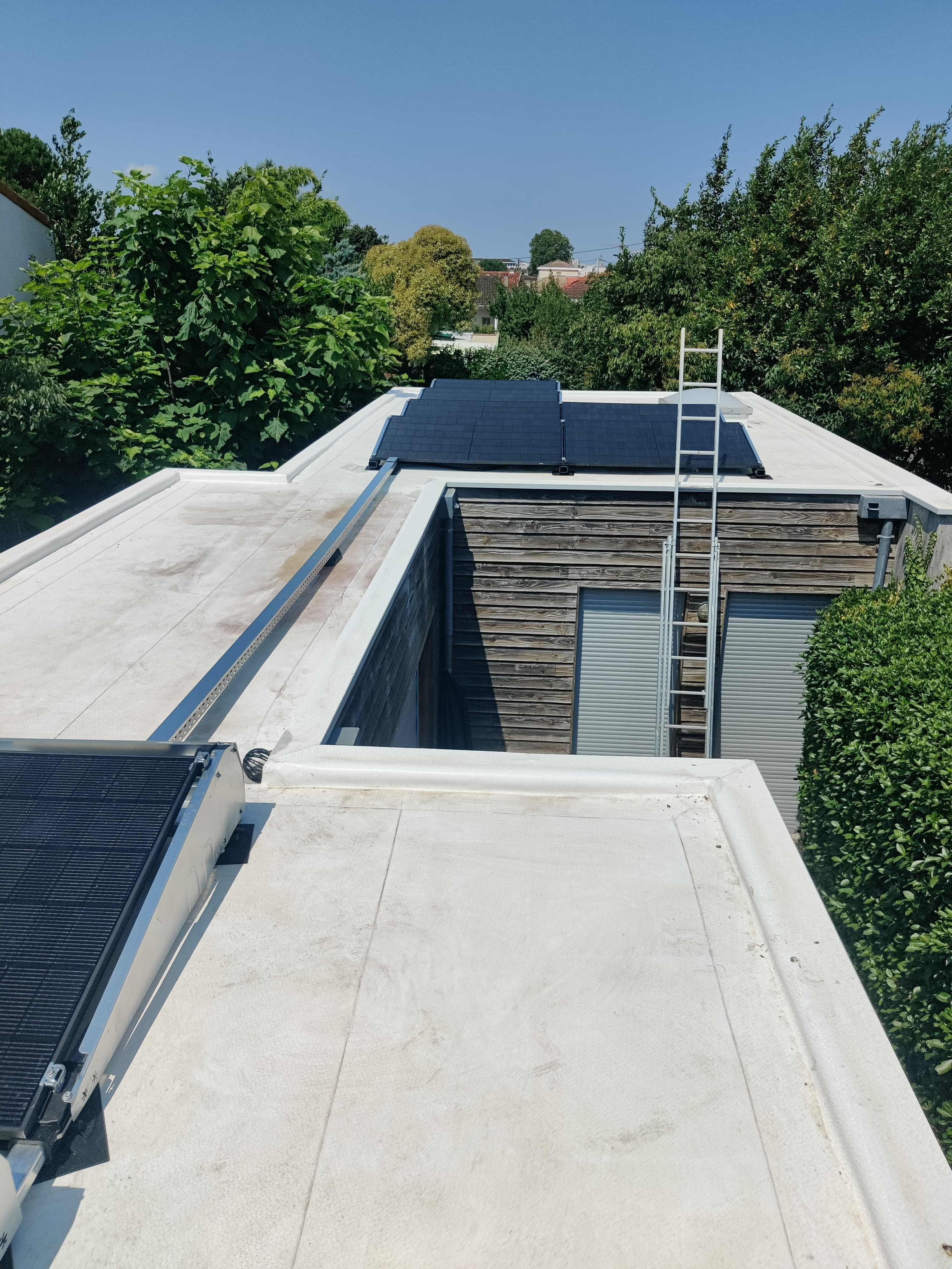Installation photovoltaïque à Bègles : 5,95 kWc en micro-onduleurs Enphase IQ8P sur toit plat