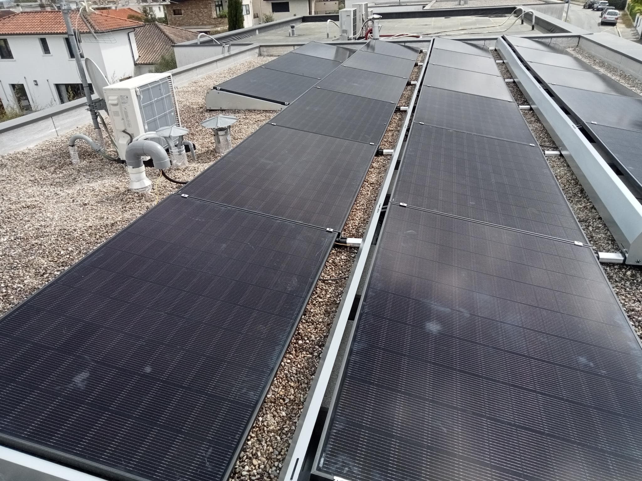 Installation solaire en autoconsommation de 10 kWc sur toit plat à Bordeaux