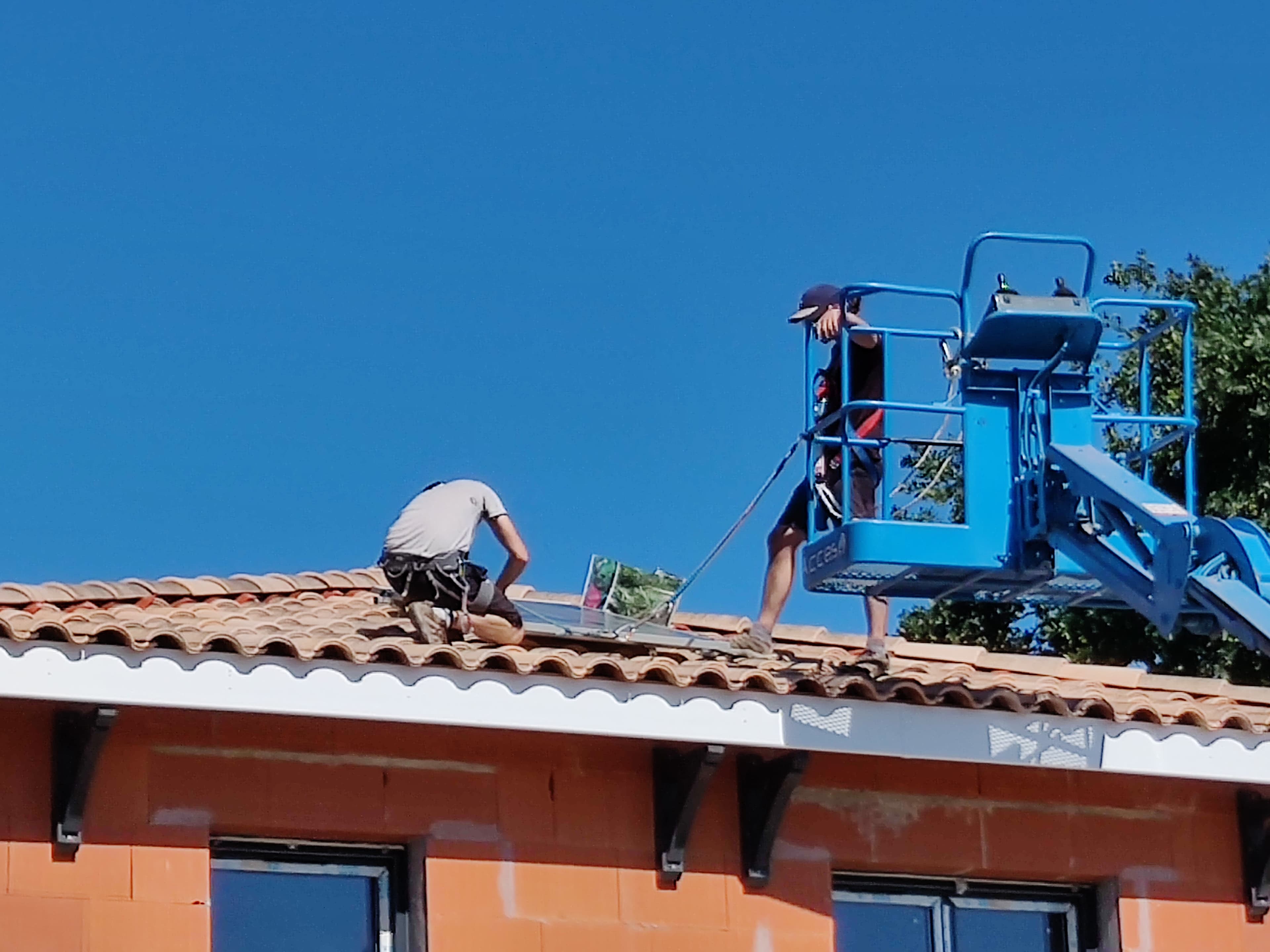 À Gujan-Mestras, une installation solaire sur mesure pour une maison en surimposition