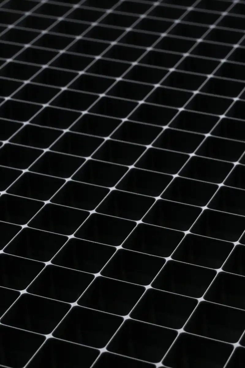 Pourquoi les panneaux solaires sont-ils noirs ?